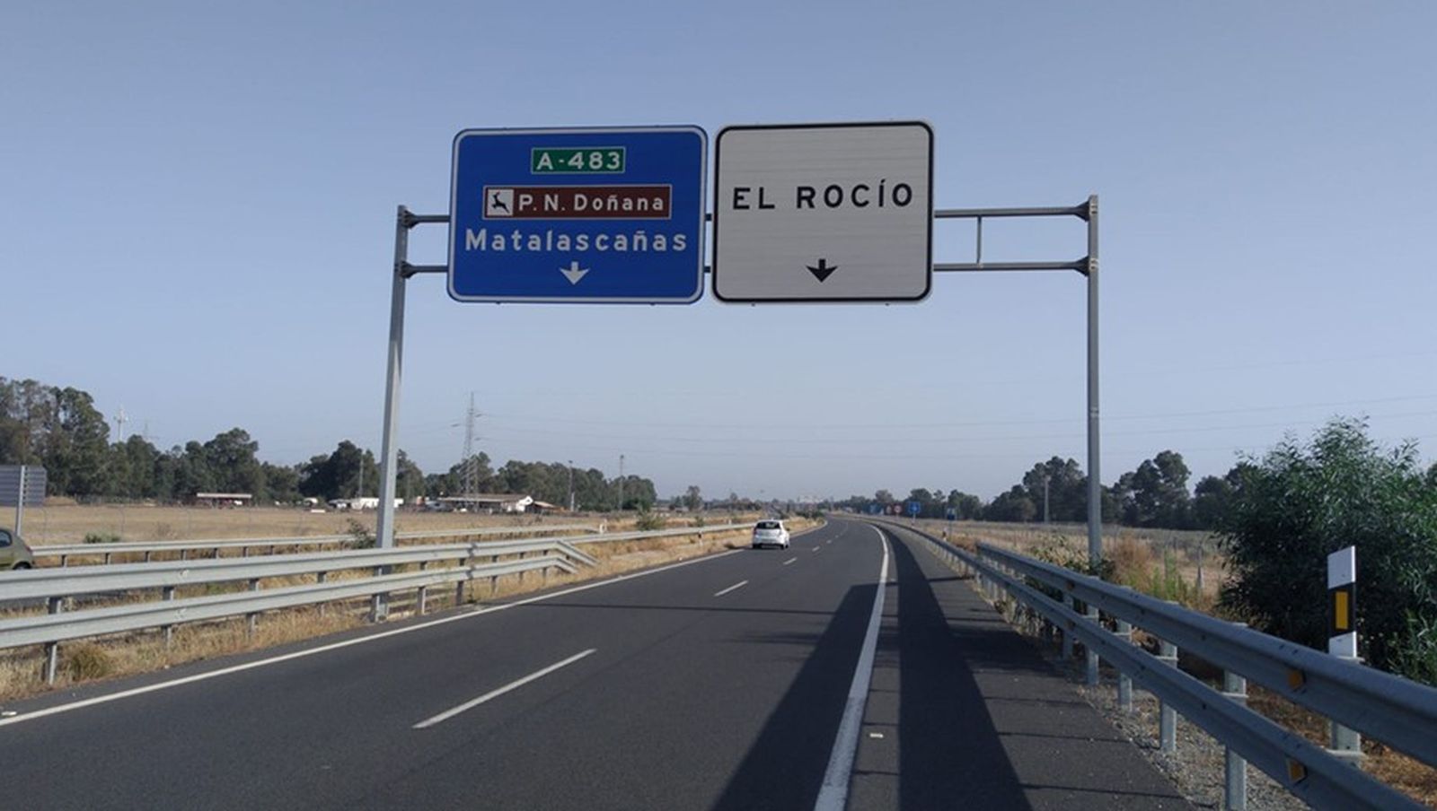 Imagen de la A-483 entre Almonte y El Rocío, en la provincia de Huelva