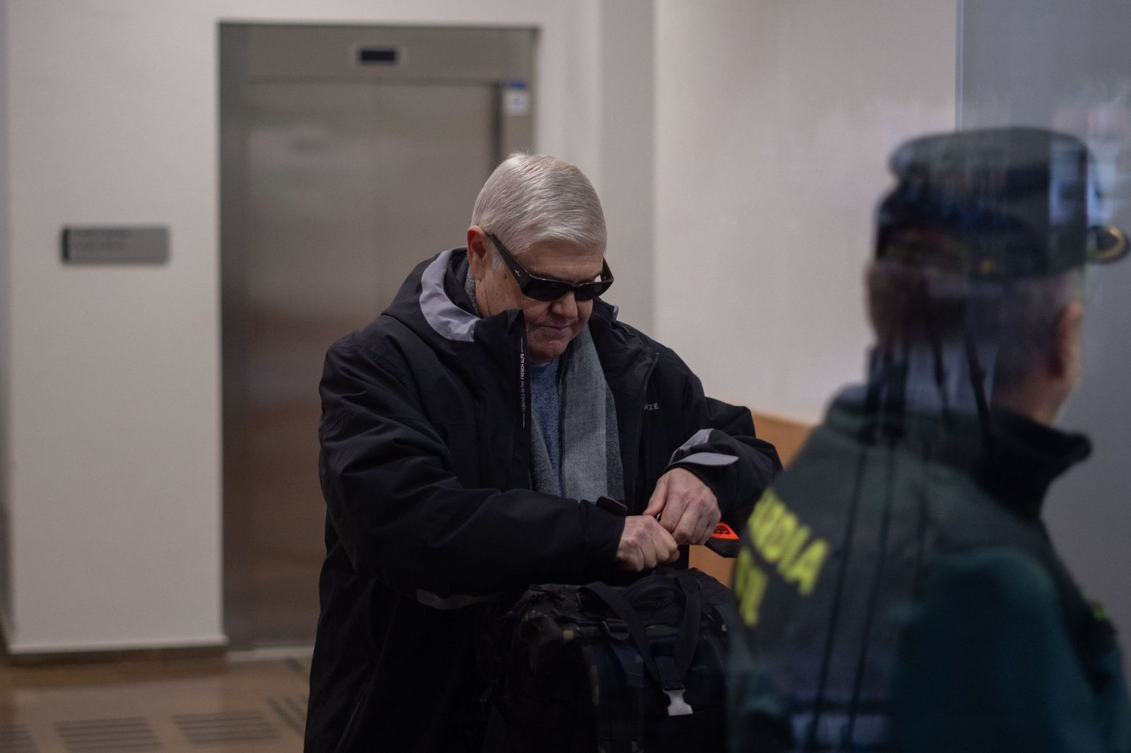 El ex jefe de Bomberos de Valencia José Miguel Basset, a la entrada del Juzgado de Catarroja, este miércoles.
