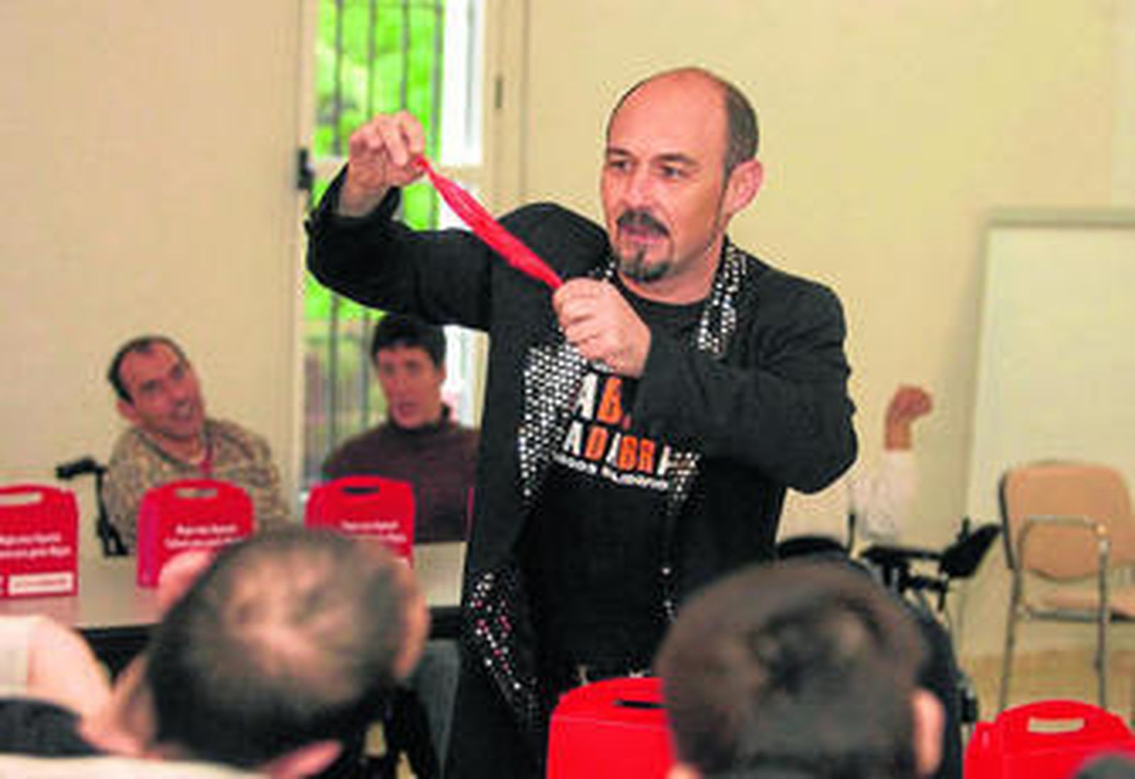 El mago Juanky, vicepresidente de la Fundación Abracadabra, ayer en Dos Hermanas.