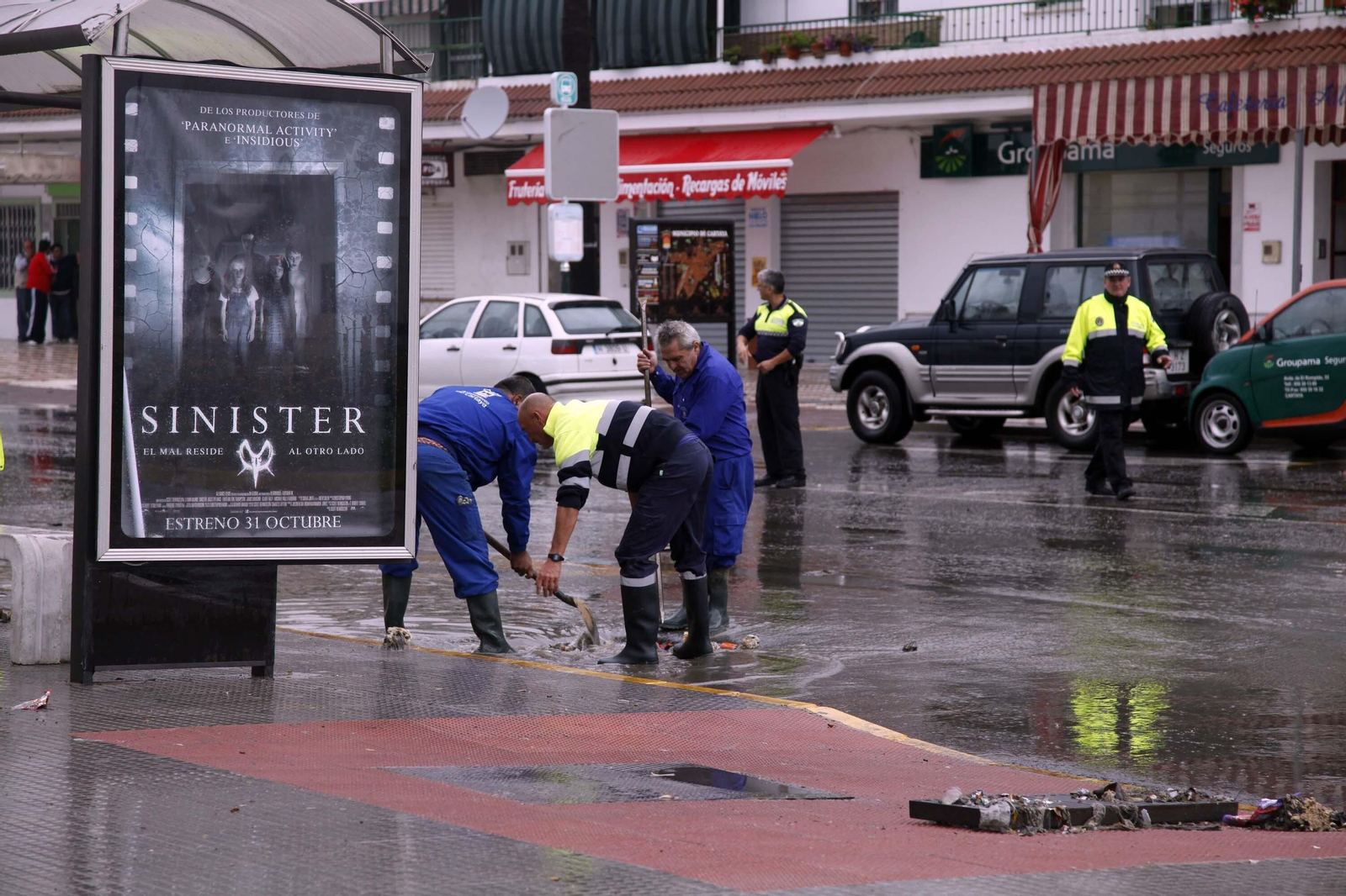 Efectivos municipales y de la Policía  Local intervienen en una inundación en  Cartaya.