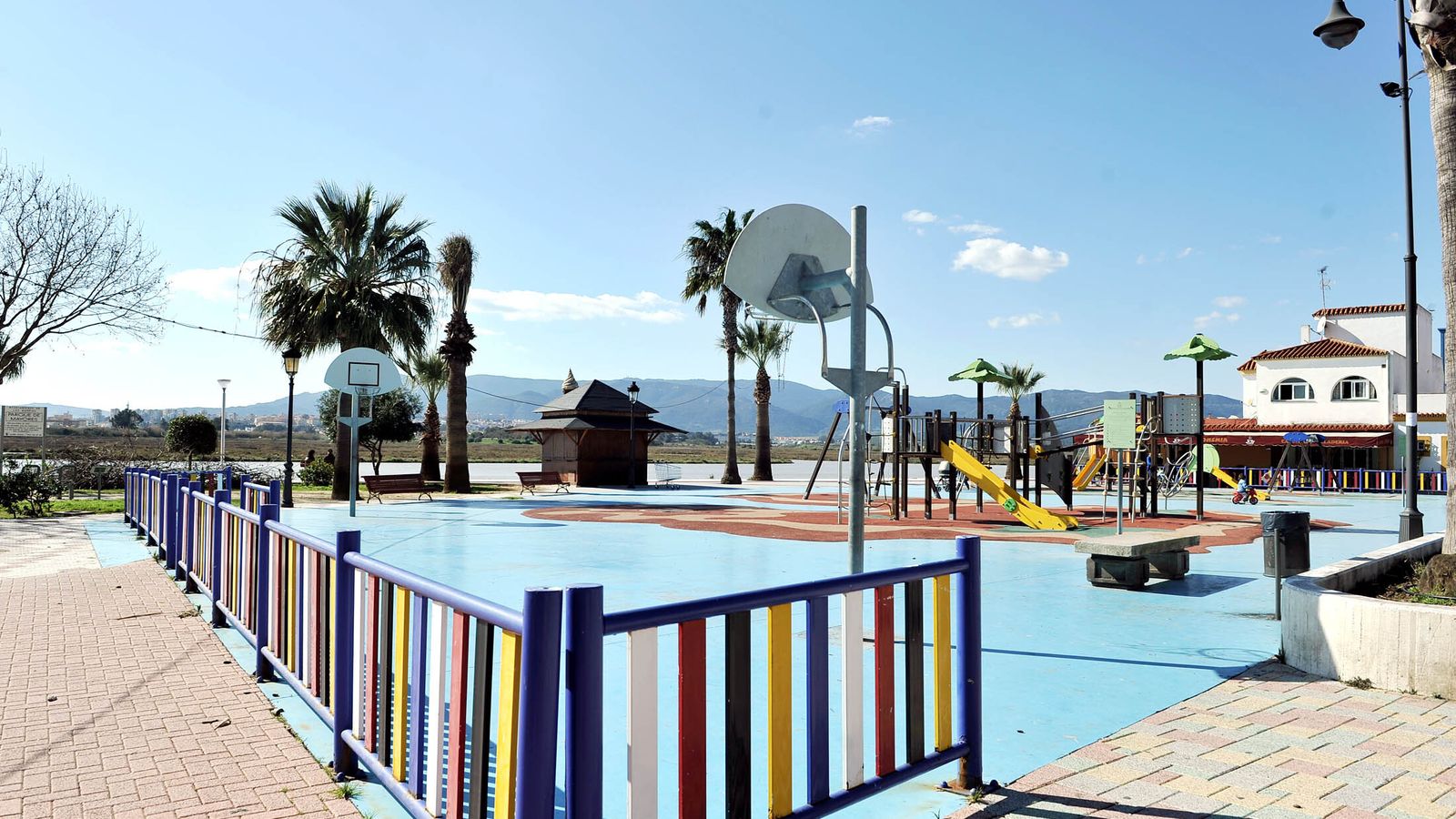 Parque infantil junto al río Palmones