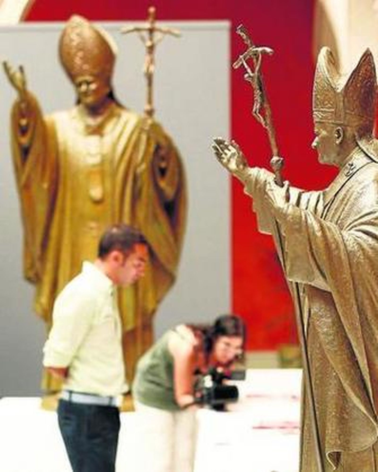 El monumento fue presentado en una exposición en Cajasol.