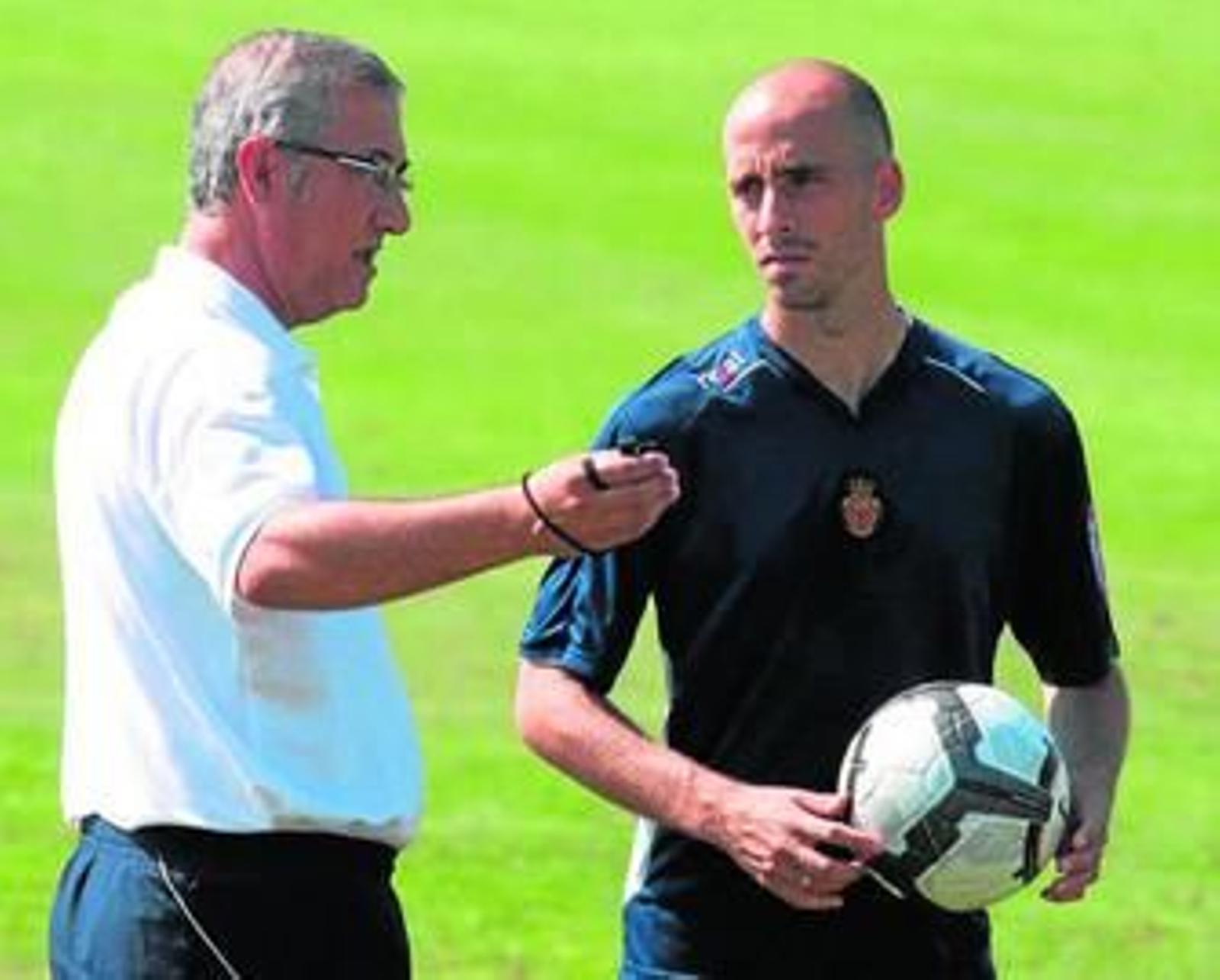 Borja Valero, con un balón en las manos, escucha las instrucciones de Gregorio Manzano.