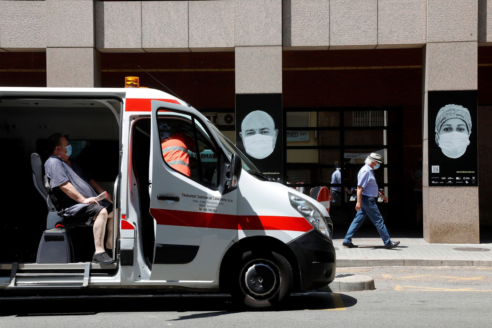 Una ambulancia, a su llegada al Hospital Clínico de Barcelona.