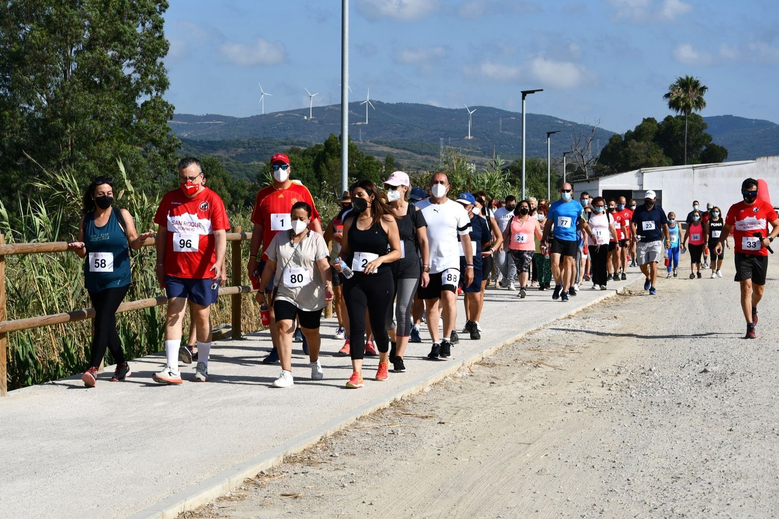 La caminata para inaugurar la senda peatonal.