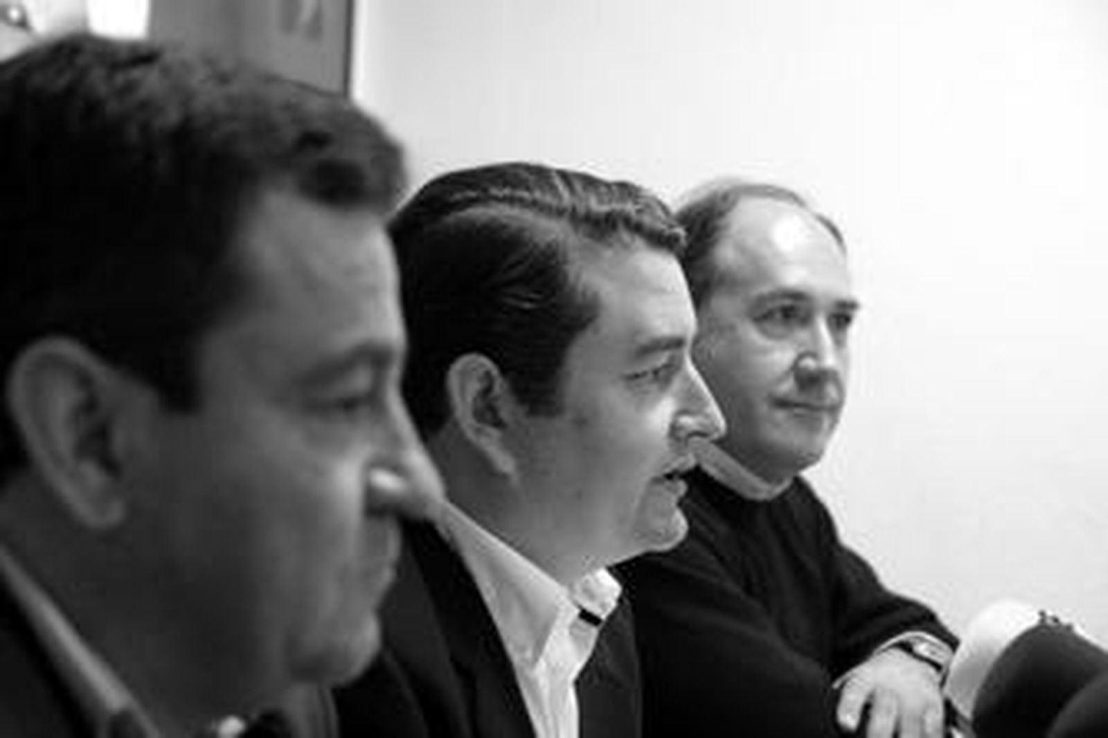 De izquierda a derecha, José Loaiza, Antonio Sanz y José Ignacio Landaluce, ayer, en Algeciras.