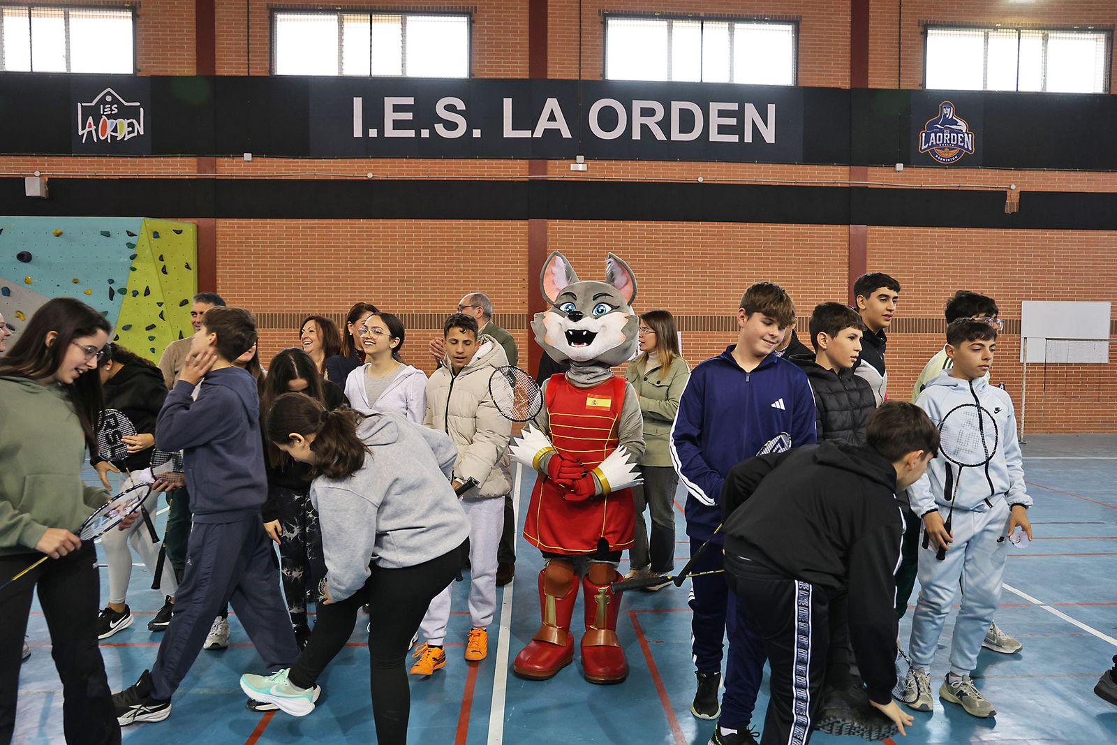 Exhibición práctica con alumnos y alumnas para promocionar el Campeonato de Europa de Bádminton en Huelva
