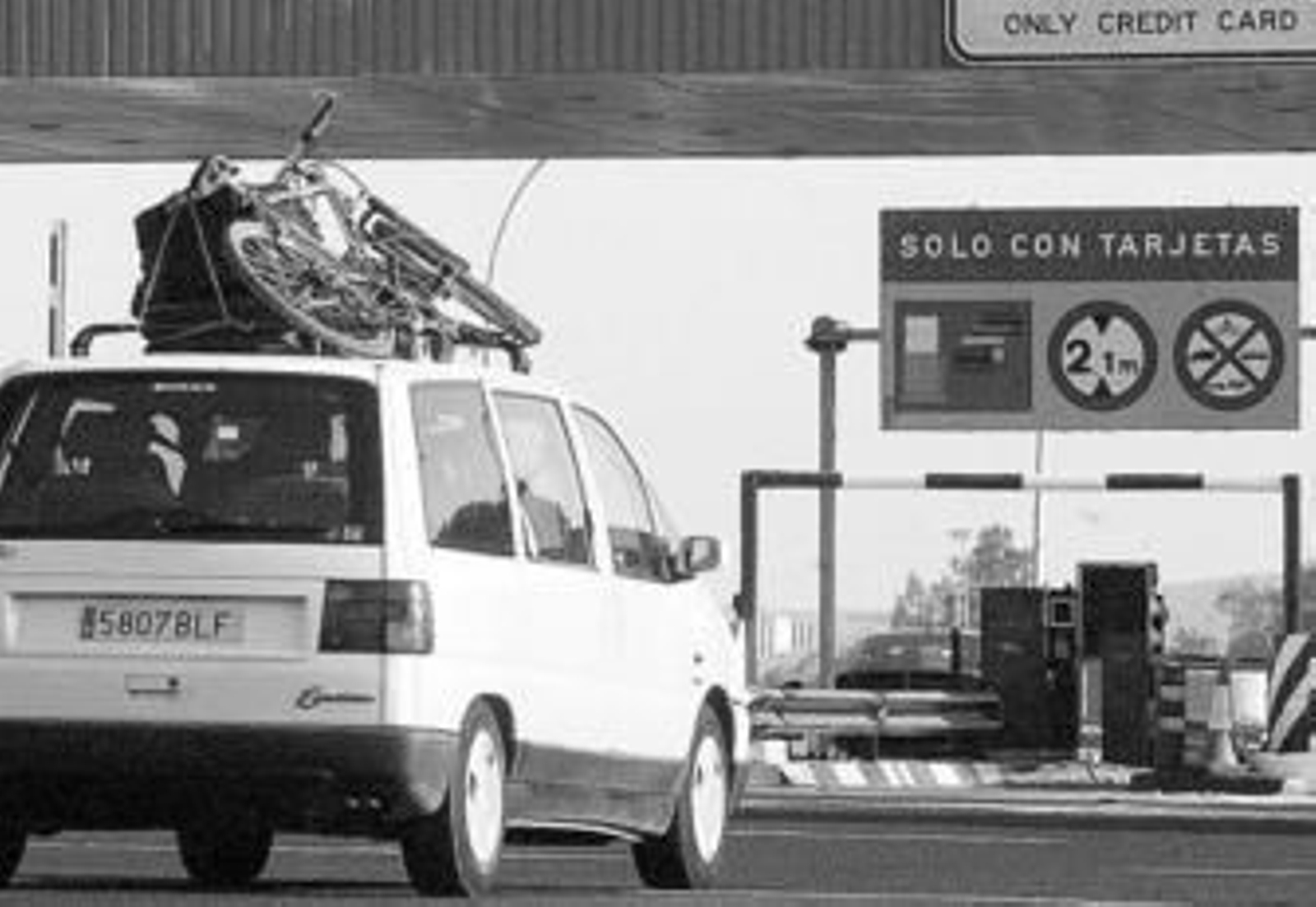 Un turismo se dirige al peaje de la autopista con rumbo a las playas de la provincia.