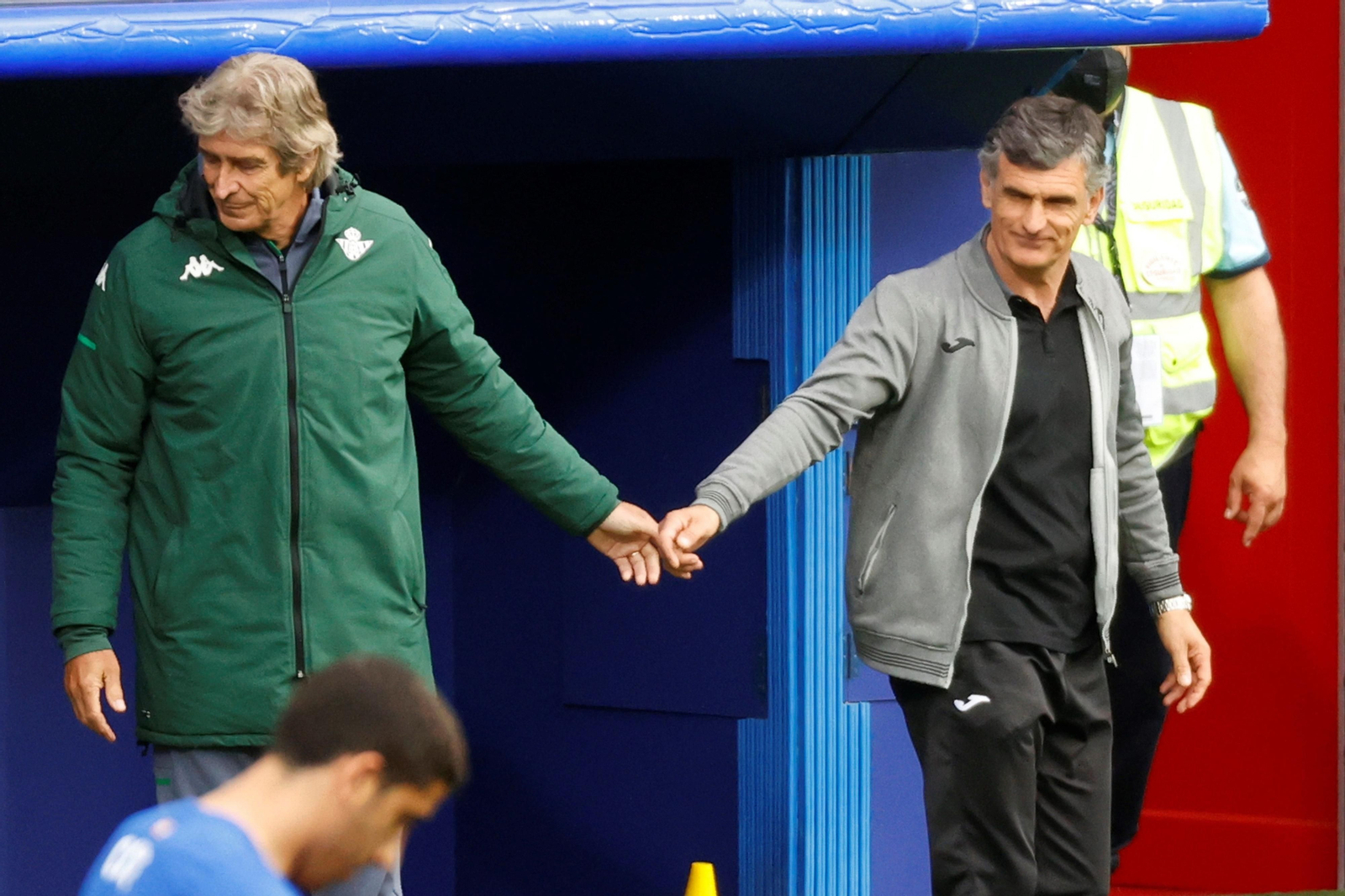 Pellegrini saluda a Mendilíbar antes del comienzo de un Eibar-Betis.