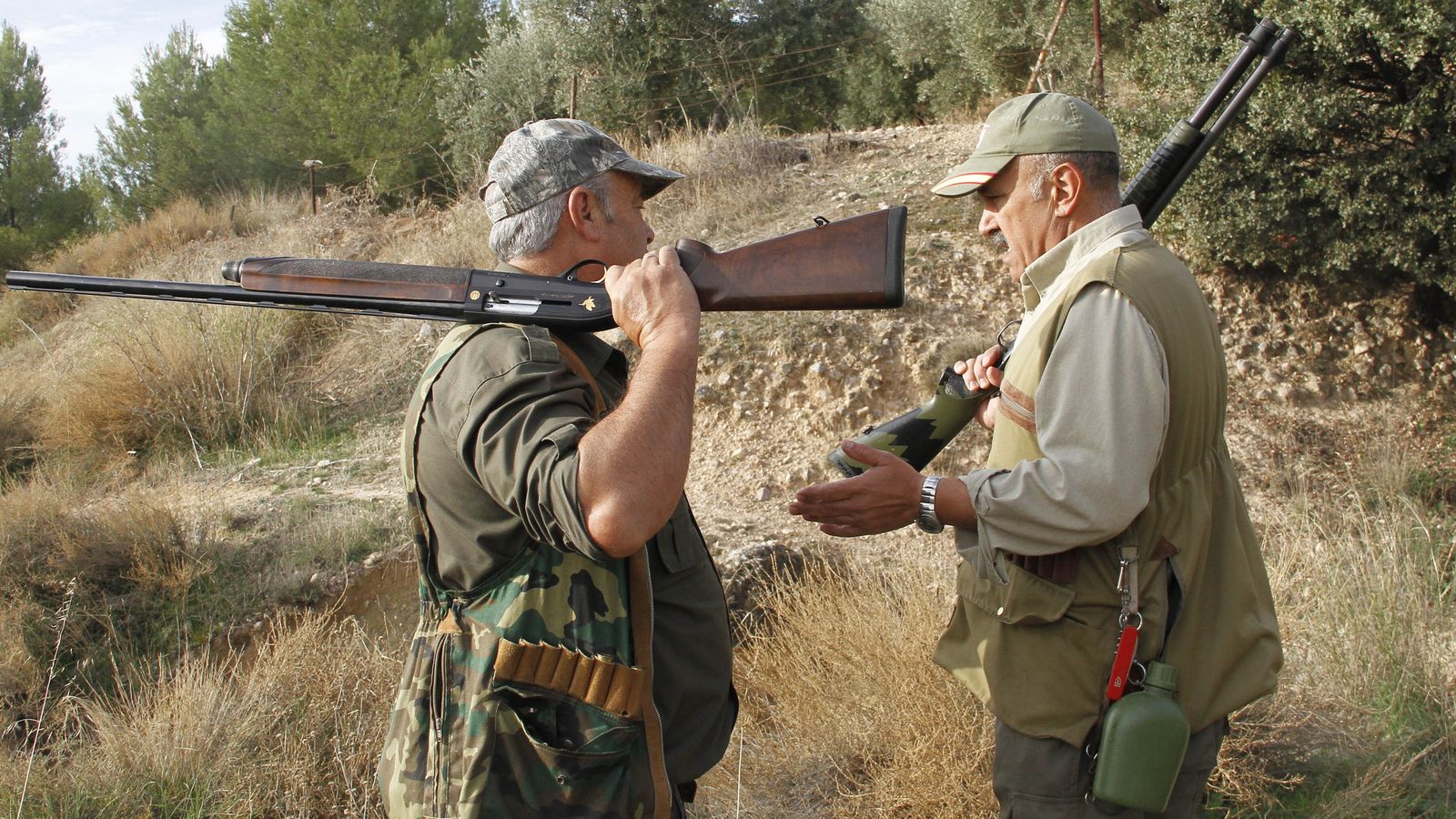 Dos cazadores en la sierra en una jornada de caza en plena temporada