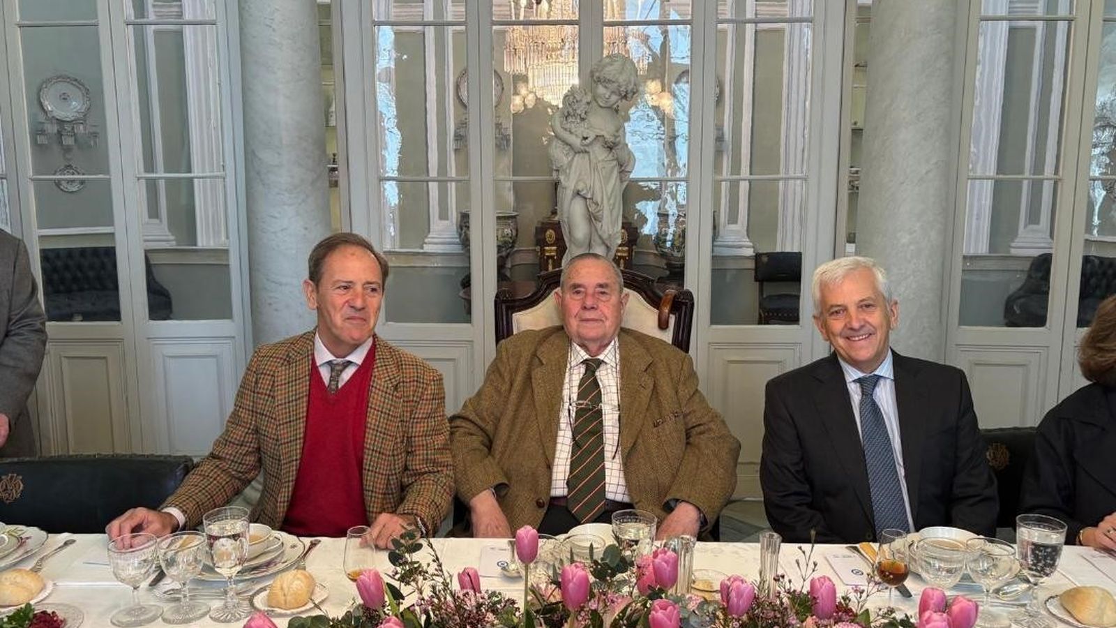 Luis de Mora-Figueroa Dingwall-Williams con los hermanos José María  y Arturo Fernández-Palacios.