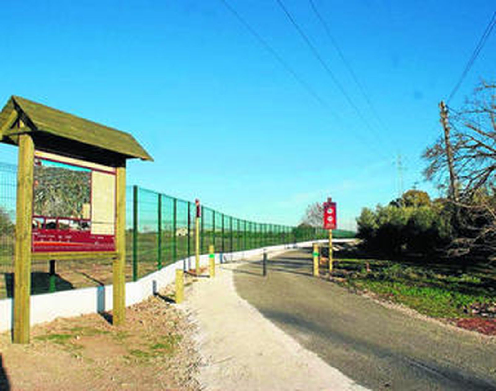 Vía Verde del Aceite a su paso por la estación de Campo Real (Puente Genil).