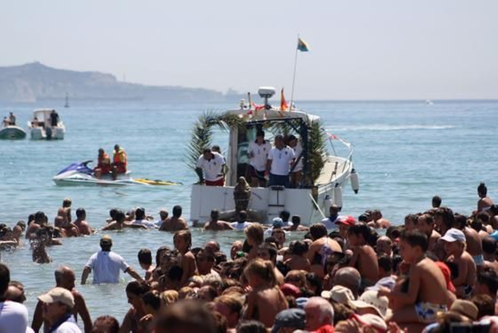 Miles de fieles recibieron con entusiasmo a la imagen en su llegada a la playa.

Foto: Fran Montes