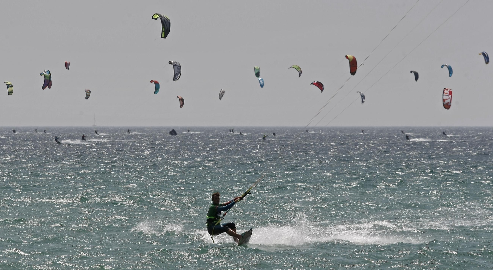 Un kitesurfista en Tarifa.