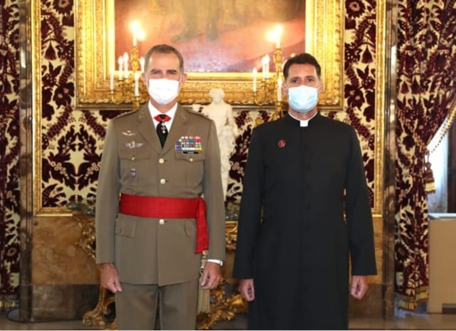 El sacerdote jerezano Iván Cote junto al Rey Felipe VI