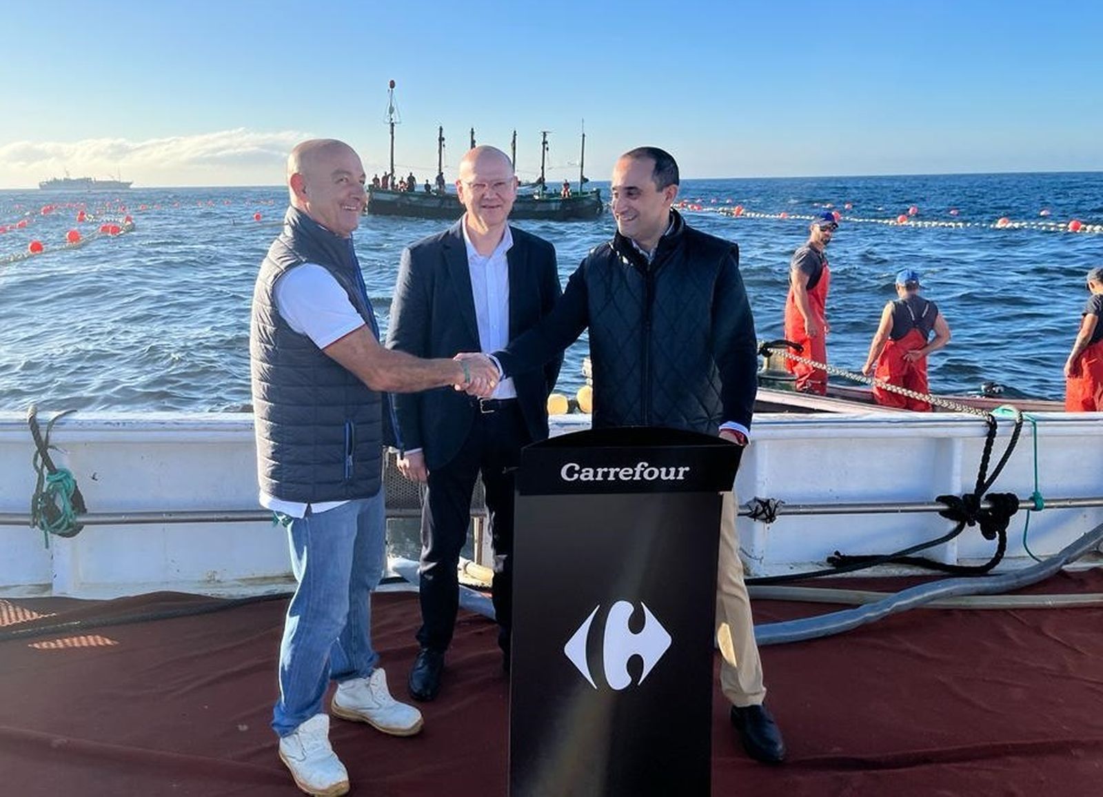 Pedro Muñoz, socio de Petaca Chico; Domingo Acedo, director Carrefour Jerez y  Eduardo Ortega, director de Pescadería Carrefour España.