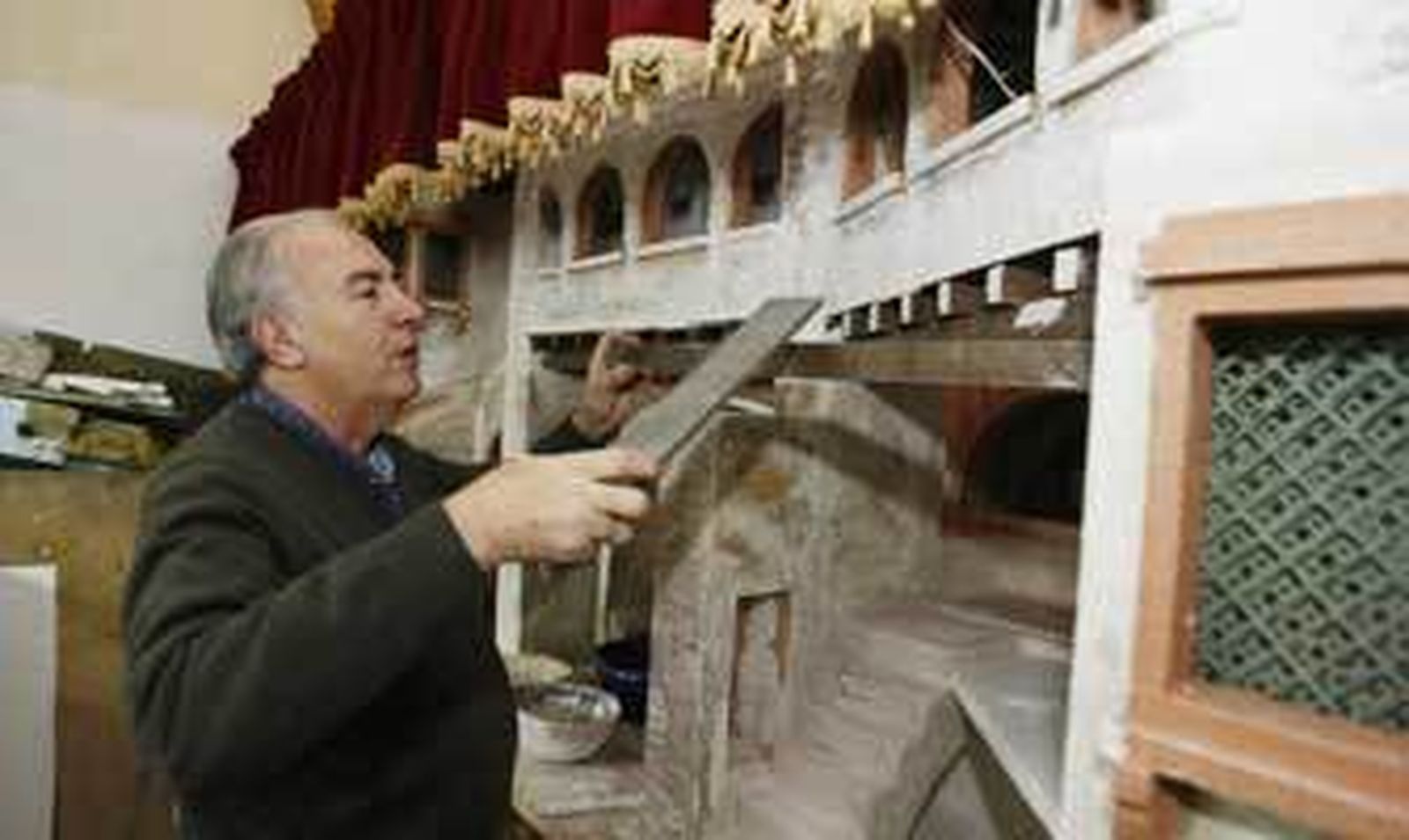 Juan Mateos, hace unos días, en plena ejecución de la posada que acogerá su Nacimiento en el colegio San José. /Pascual