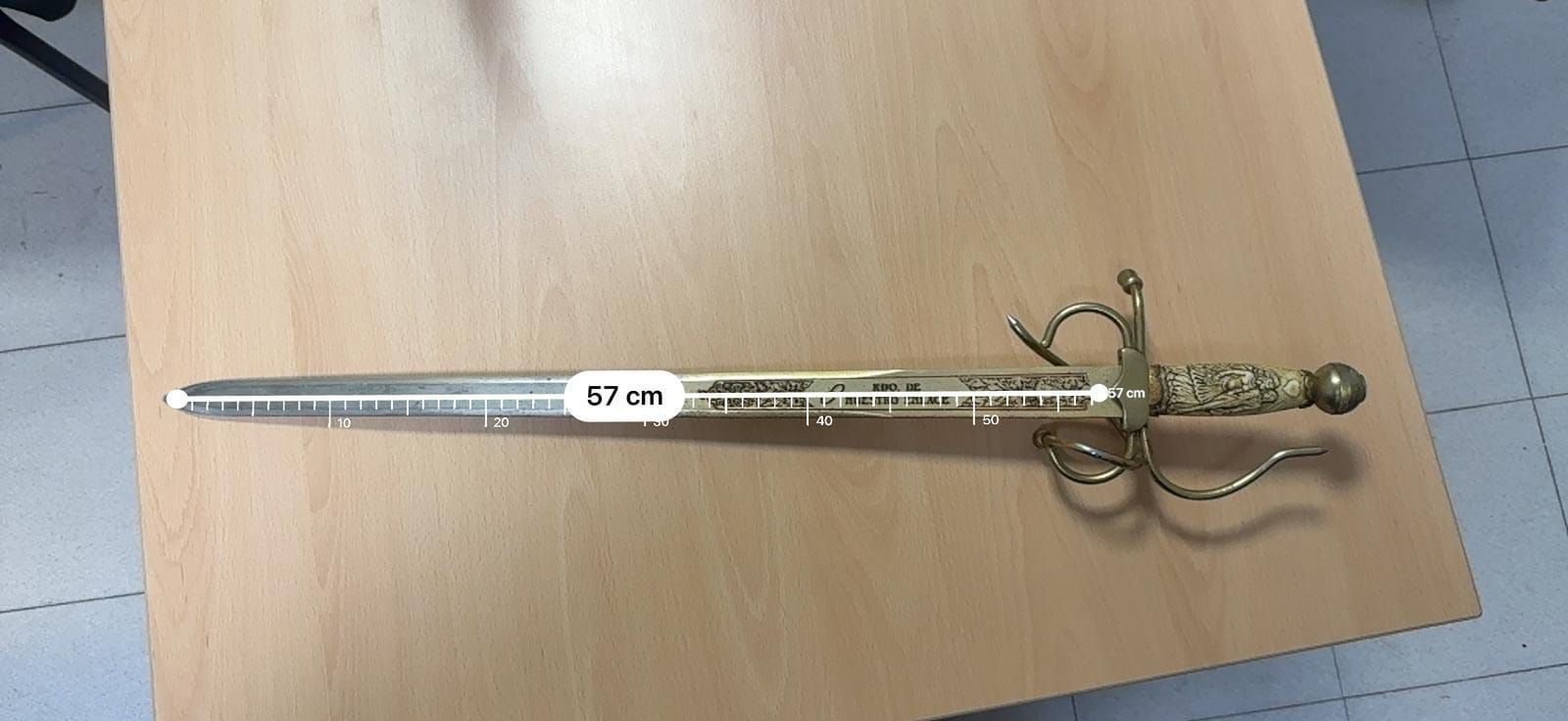 La espada intervenida por la Policía Local de Sevilla.