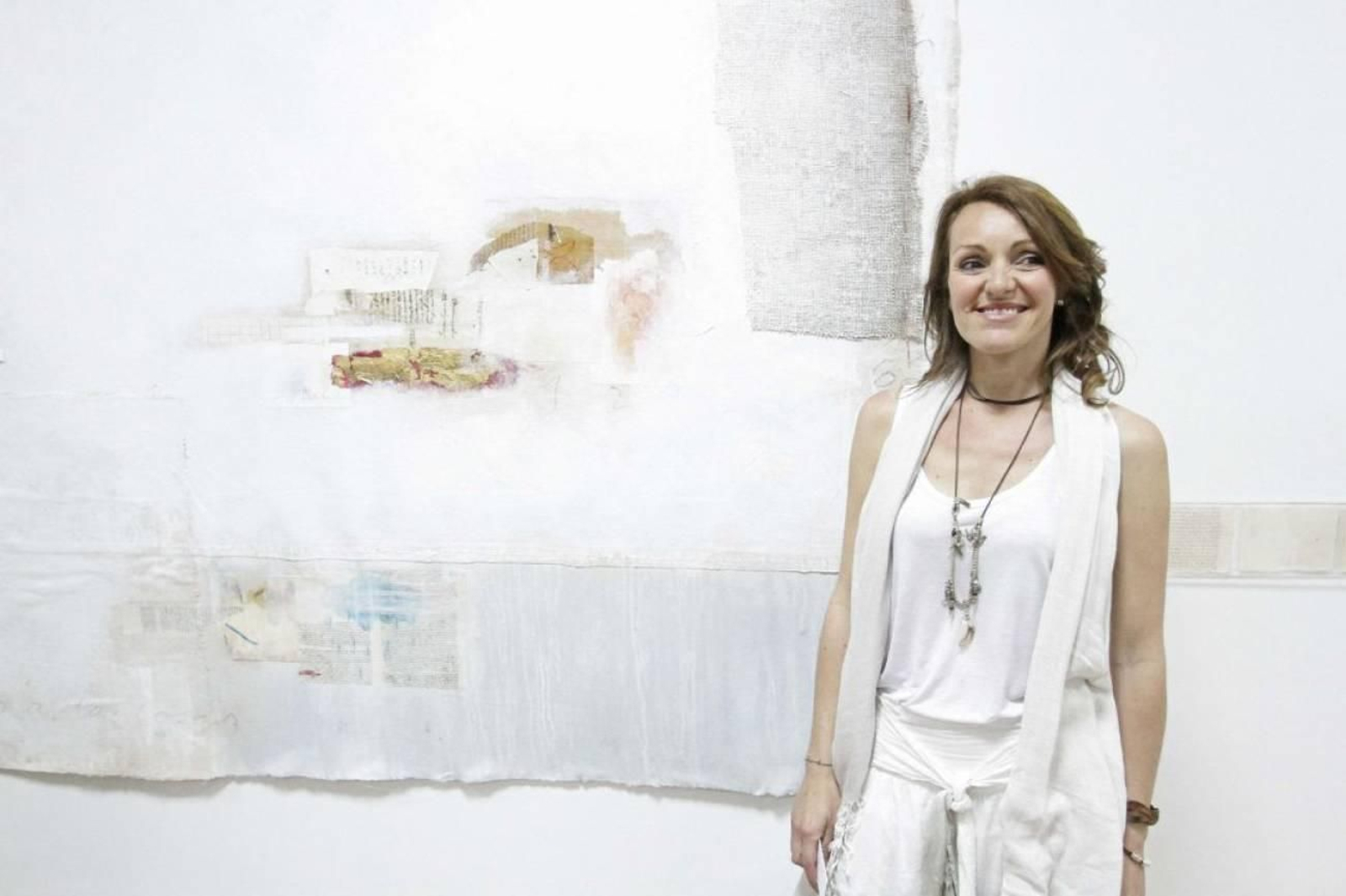 Blanca Orozco, junto a una de sus obras
