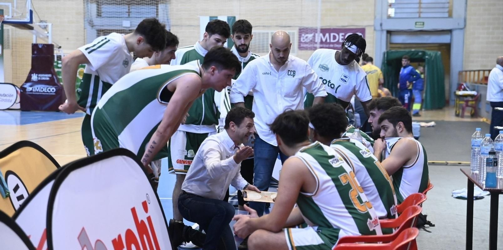 Alfredo Gálvez da órdenes a sus jugadores durante un tiempo muerto. Alfredo Gálvez da órdenes a sus jugadores durante un tiempo muerto.