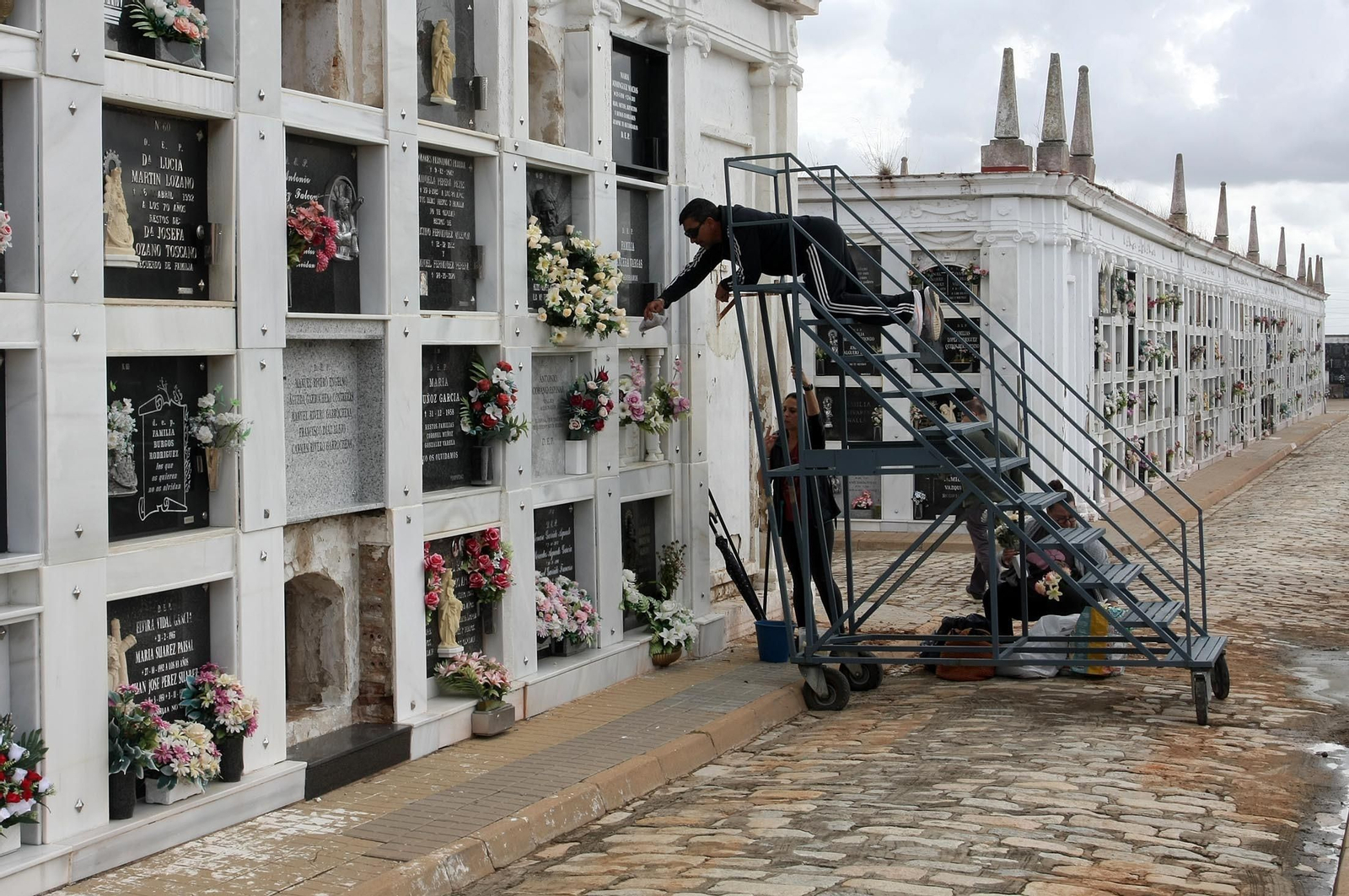 Imágenes del ambiente en el cementerio La Soledad, Huelva