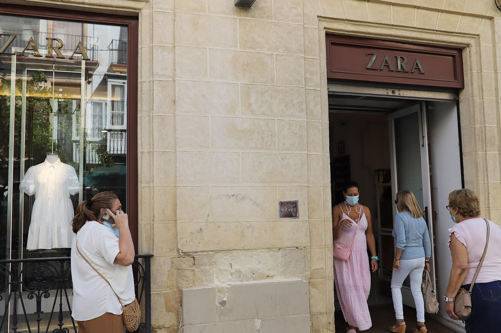 Imagen del último día que la tienda de Zara de la calle Larga ha estado abierta al público.