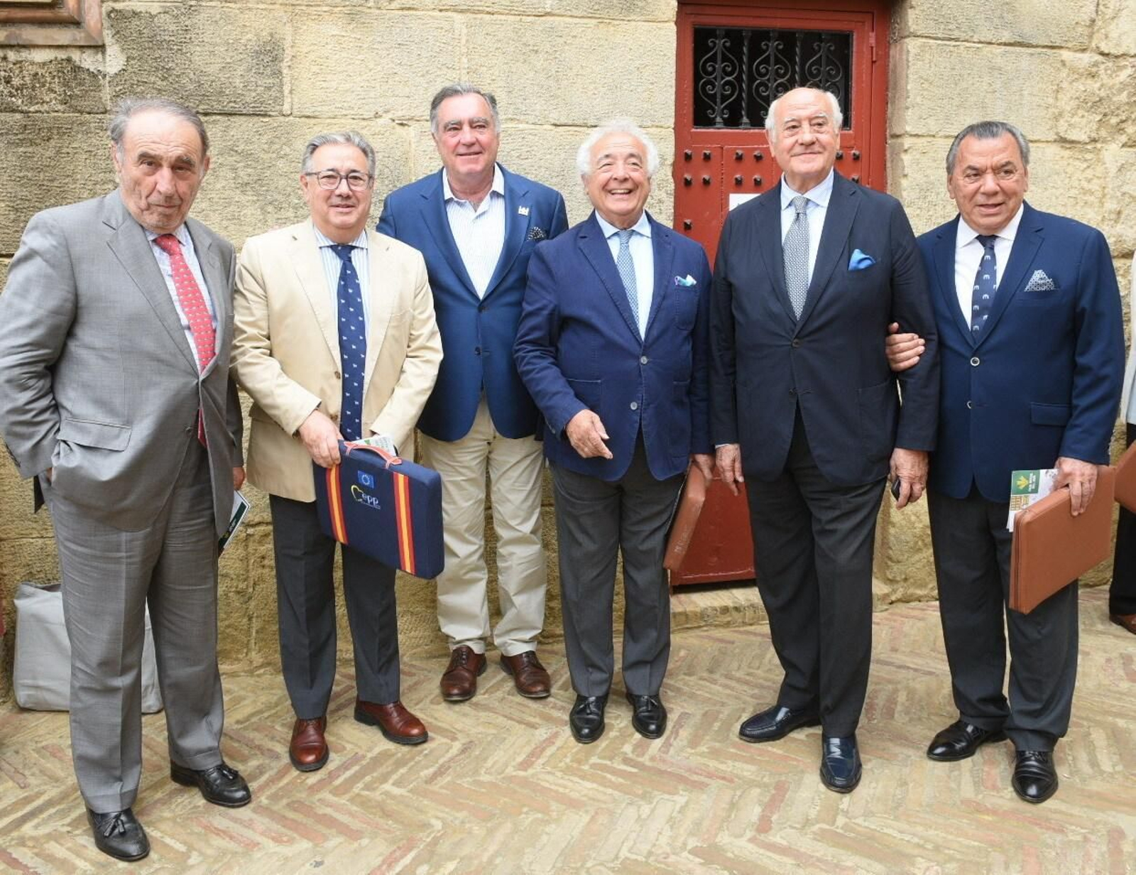 Ricardo Gallardo, Juan Ignacio Zoido,  José Ramón Estévez con Ramón Valencia flanqueado por Los del Río