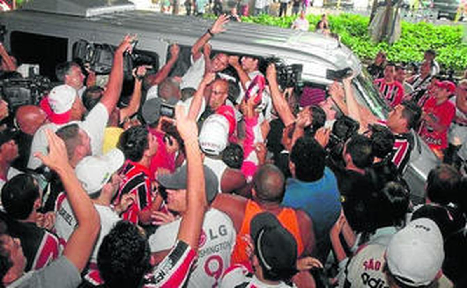 Luis Fabiano, entre la multitud, se monta en una furgoneta.