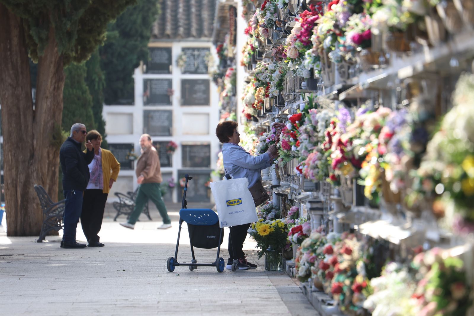 Las imágenes del día de Todos los Santos en el cementerio de San Rafael de Córdoba