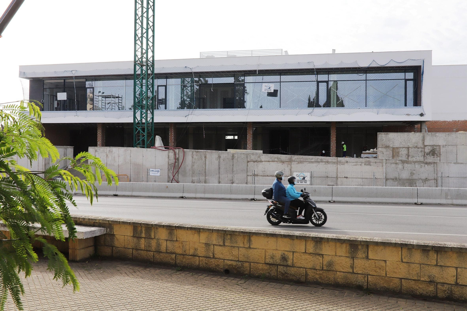 Imagen exterior del nuevo tanatorio, que se ubica frente al cementerio municipal.
