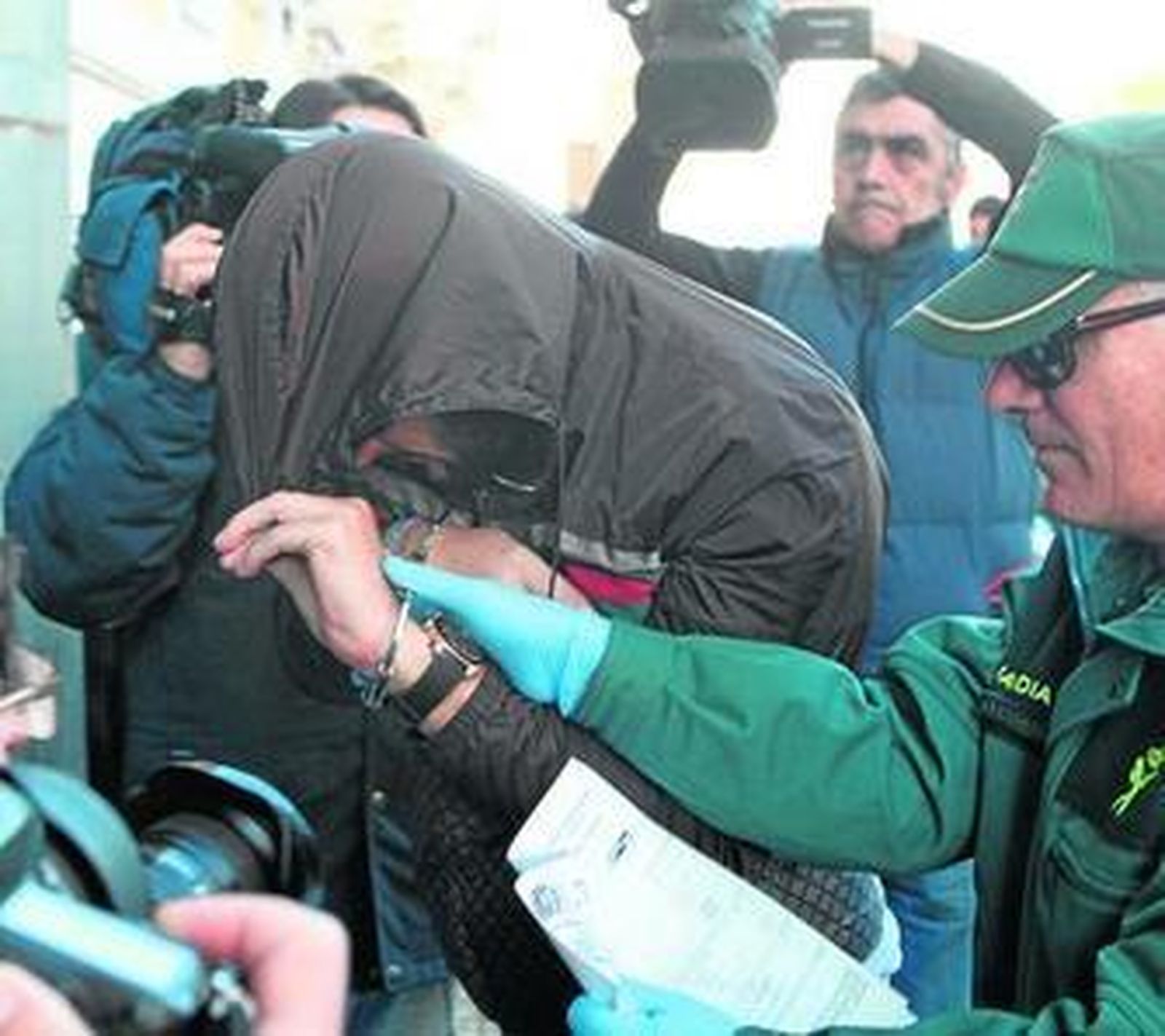 Iván Odero, tapándose el rostro a su llegada a la Audiencia Provincial de Cádiz.