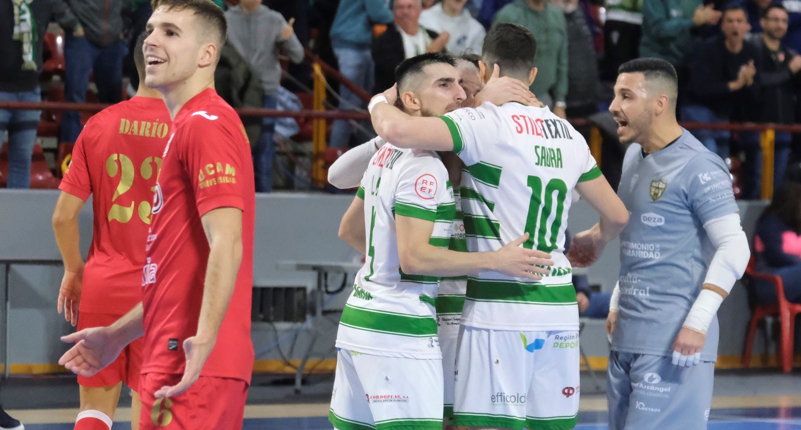 Los jugadores del Córdoba Patrimonio celebran un gol en Vista Alegre.