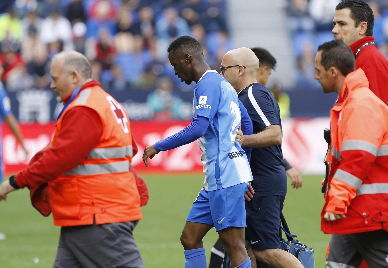 Koné, acompañado por Torrontegui, abandona el terreno de juego en el Málaga-Nàstic. Koné, acompañado por Torrontegui, abandona el terreno de juego en el Málaga-Nàstic.
