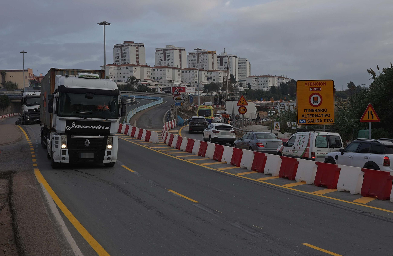 El inicio del derribo del puente de Los Pastores de Algeciras, en imágenes