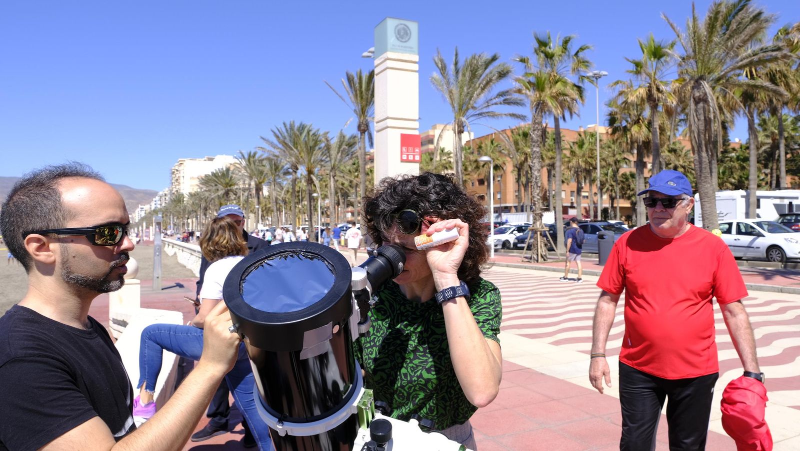 Almería observa el eclipse solar desde el Paseo Marítimo, en imágenes