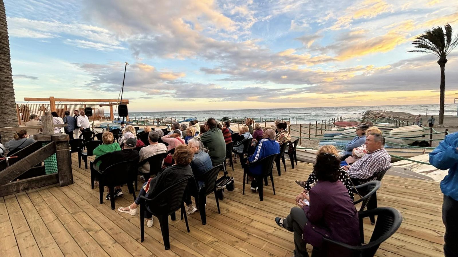 El nuevo embarcadero cuenta con una amplia zona de esparcimiento y de sombra