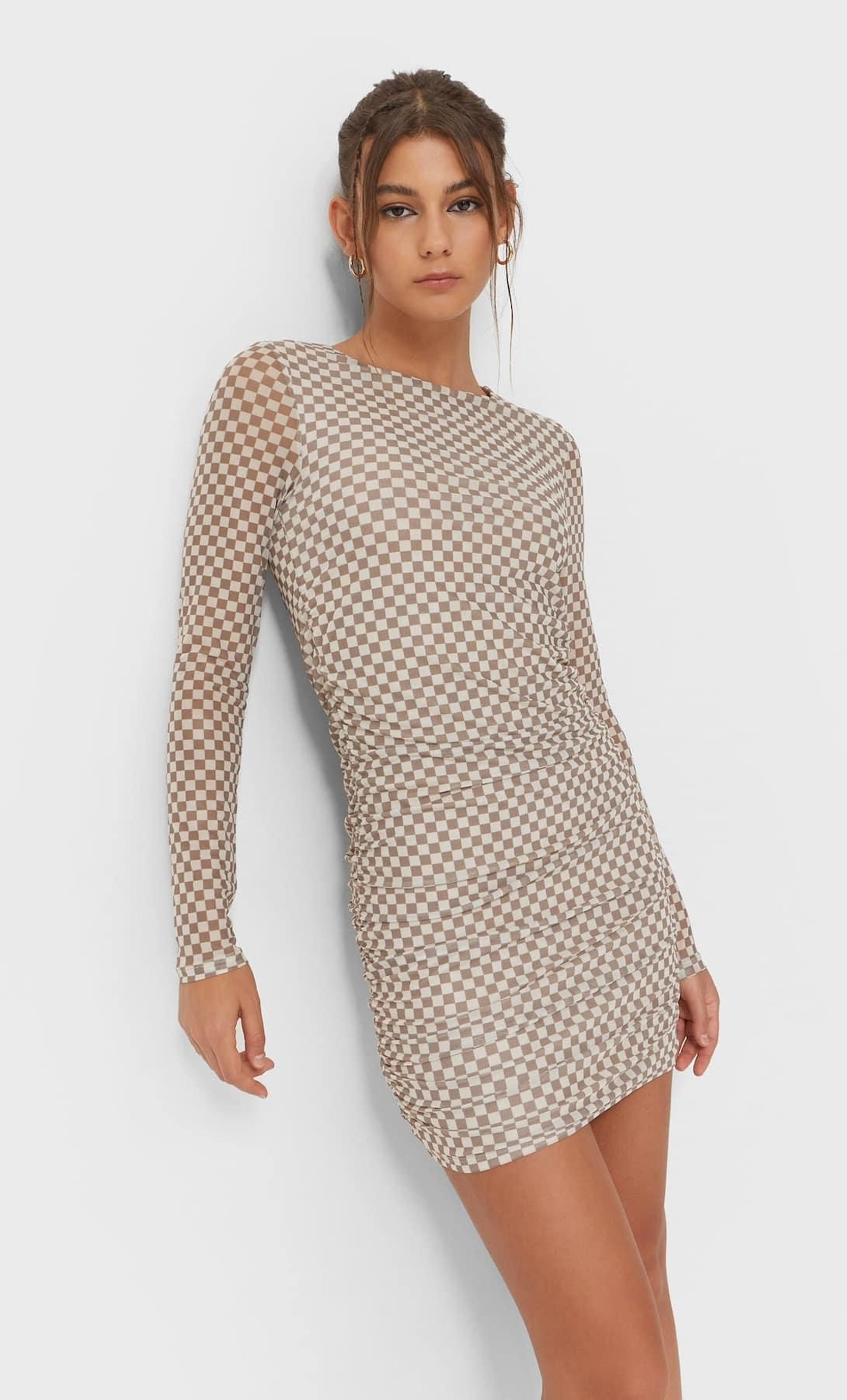 El vestido damero de Stradivarius.