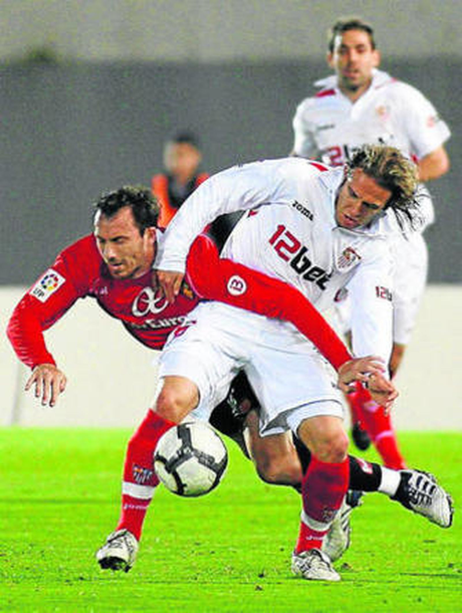 El albojense Diego Capel se hace con el balón ante Josemi.