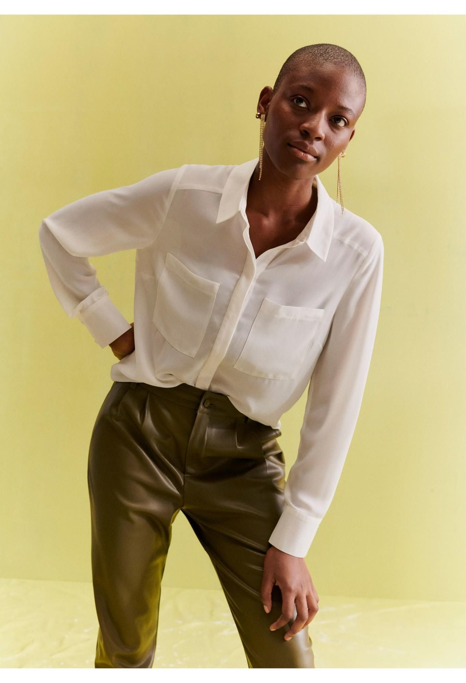 Camisa con pantalón efecto piel en verde cacería. Camisa con pantalón efecto piel en verde cacería.