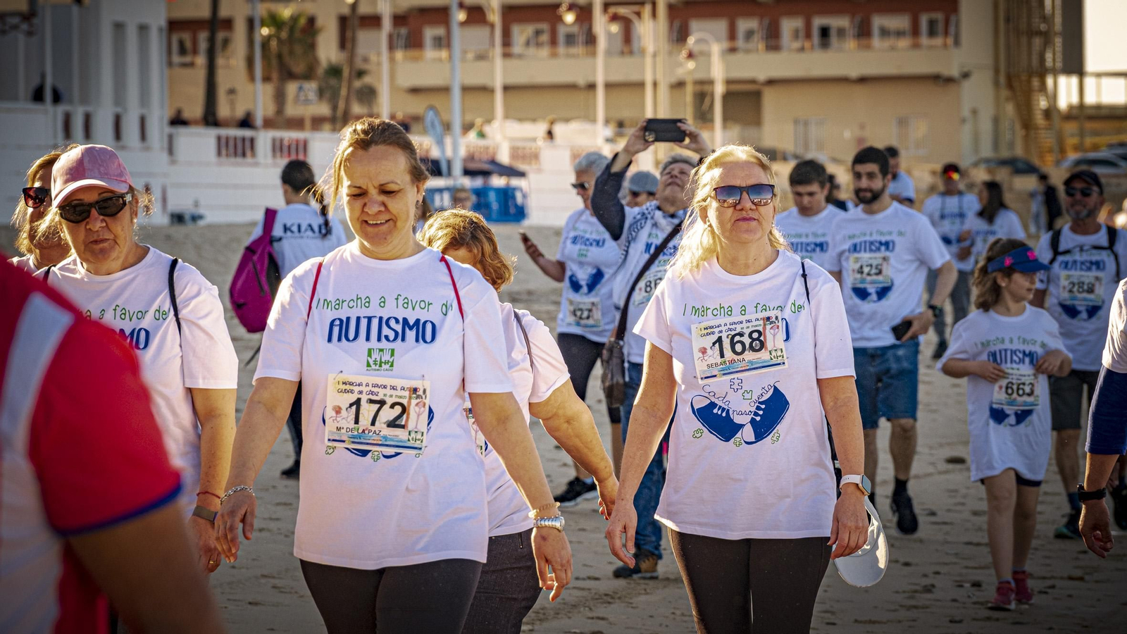 Búscate entre las imágenes de la  ‘I Marcha a favor del autismo’ en Cádiz