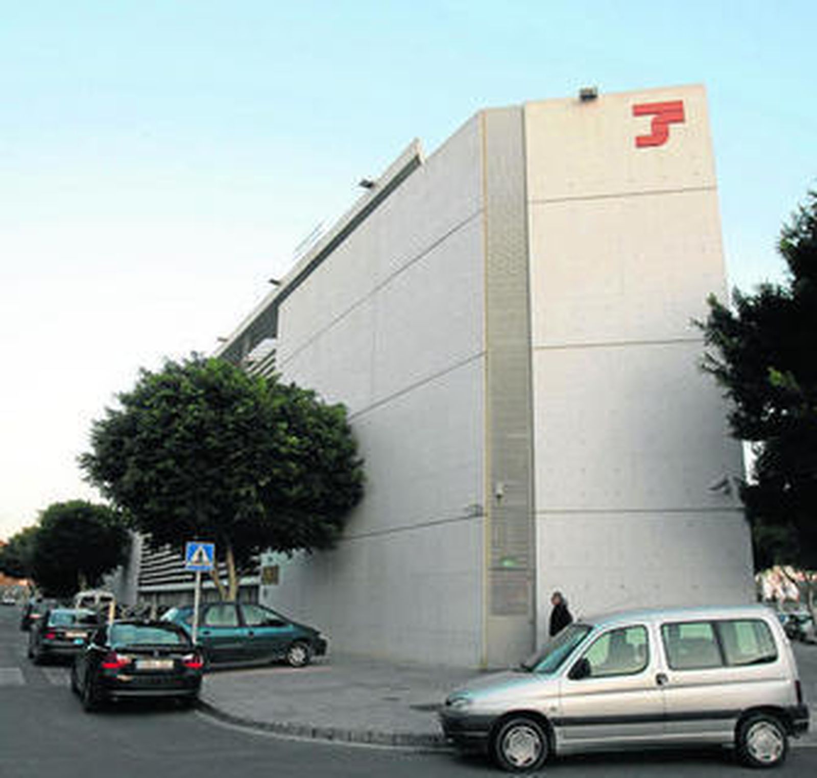 Imagen del edificio central de la Tesorería General de la Seguridad Social en Almería.