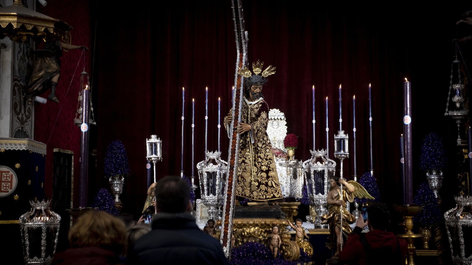 Cientos de devotos acuden a San Antonio Abad para venerar de cerca a Jesús Nazareno.