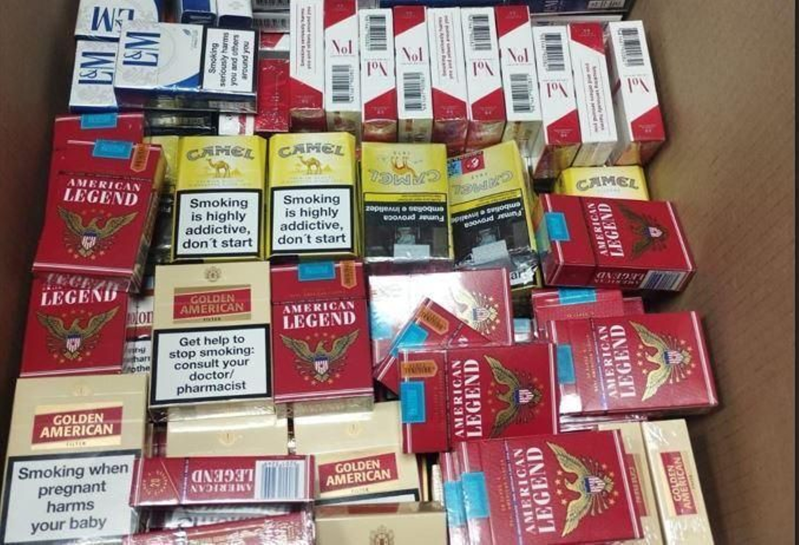Parte del tabaco intervenido en el kiosco.