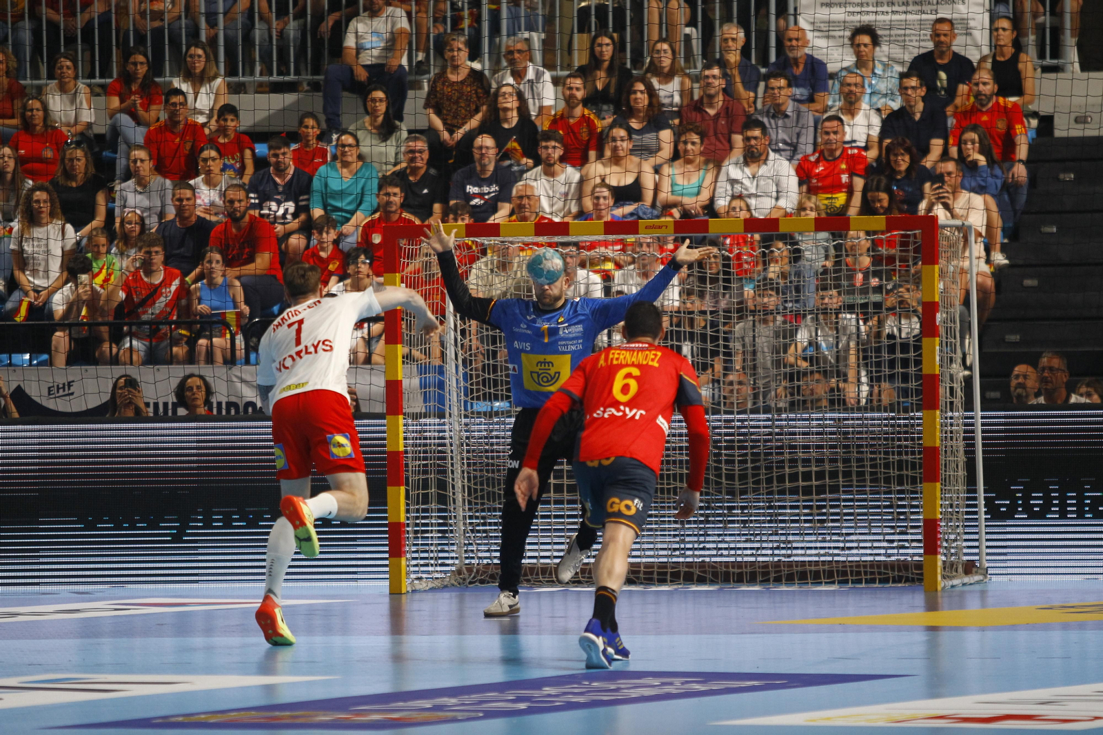 Imágenes del España-Dinamarca de la EHF Euro Cup de balonmano, en Almería