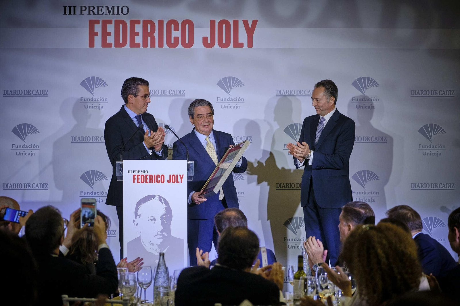 Delkáder en el momento de recibir el premio de manos de Sergio Corral, de Unicaja, y el presidente del Grupo Joly, José Joly Delkáder en el momento de recibir el premio de manos de Sergio Corral, de Unicaja, y el presidente del Grupo Joly, José Joly