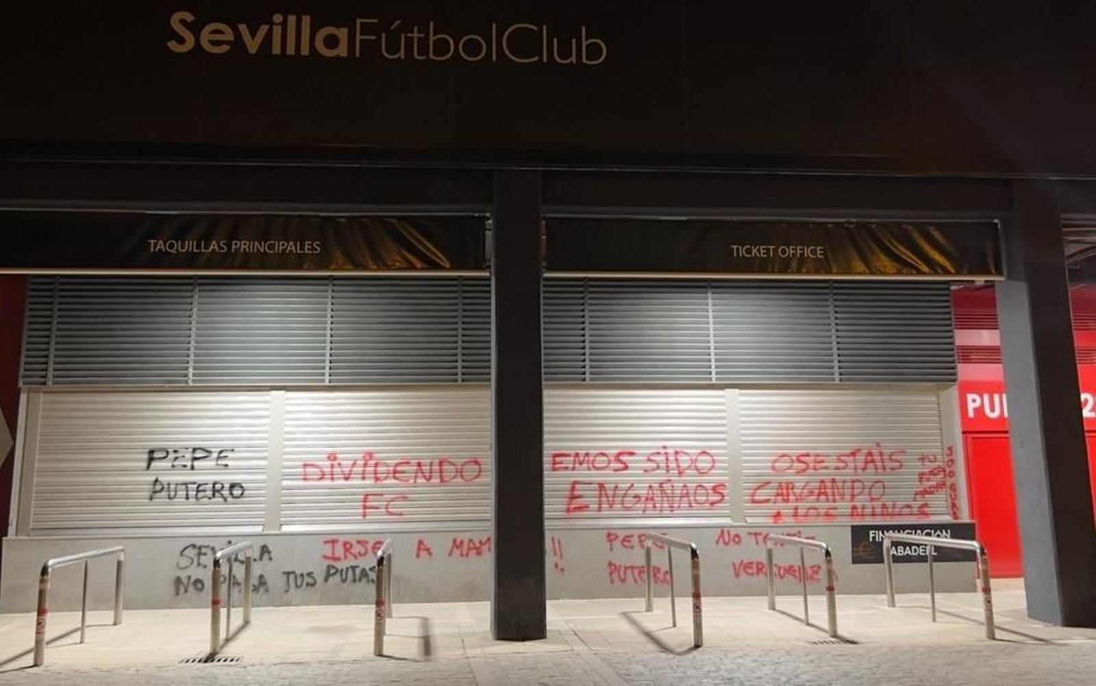 Las taquillas del estadio, manchadas con pintadas.