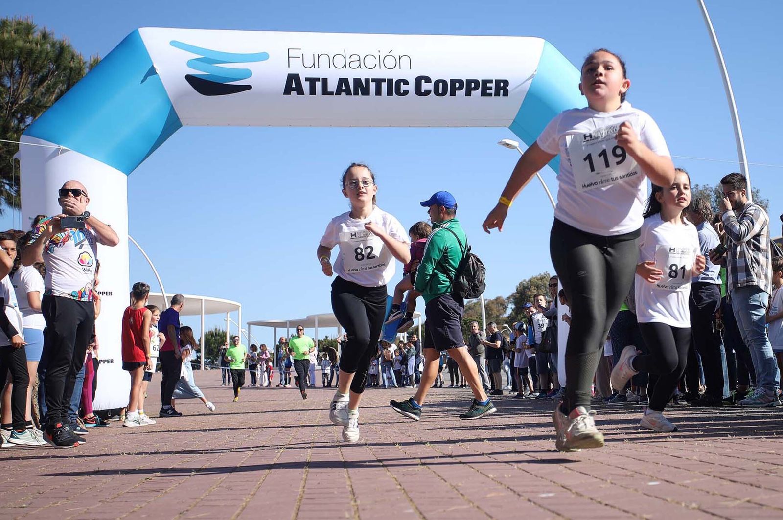 Imágenes de la carrera infantil previa a la "10K Puerta del Descubrimiento"