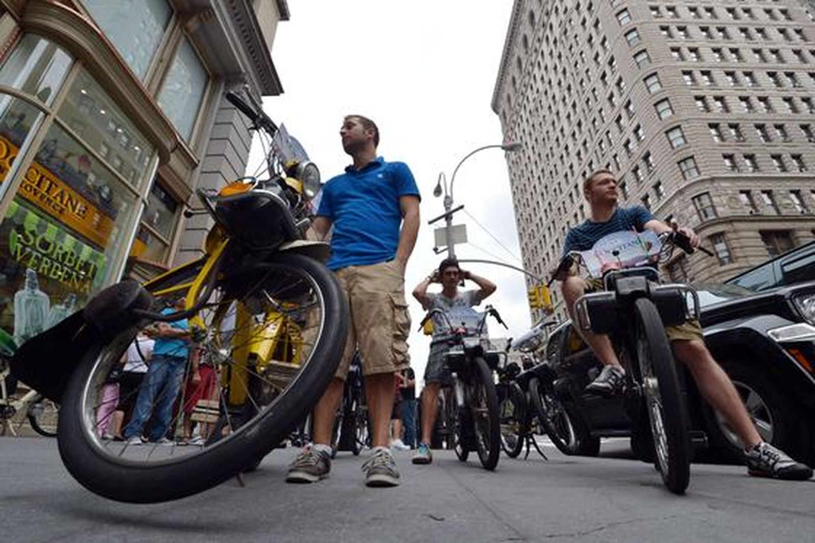 Los fanáticos del motor se pasean en los míticos Citroën 2CV que recorrieron las calles de Nueva York en un 'rally especial'.

Foto: AFP PHOTO