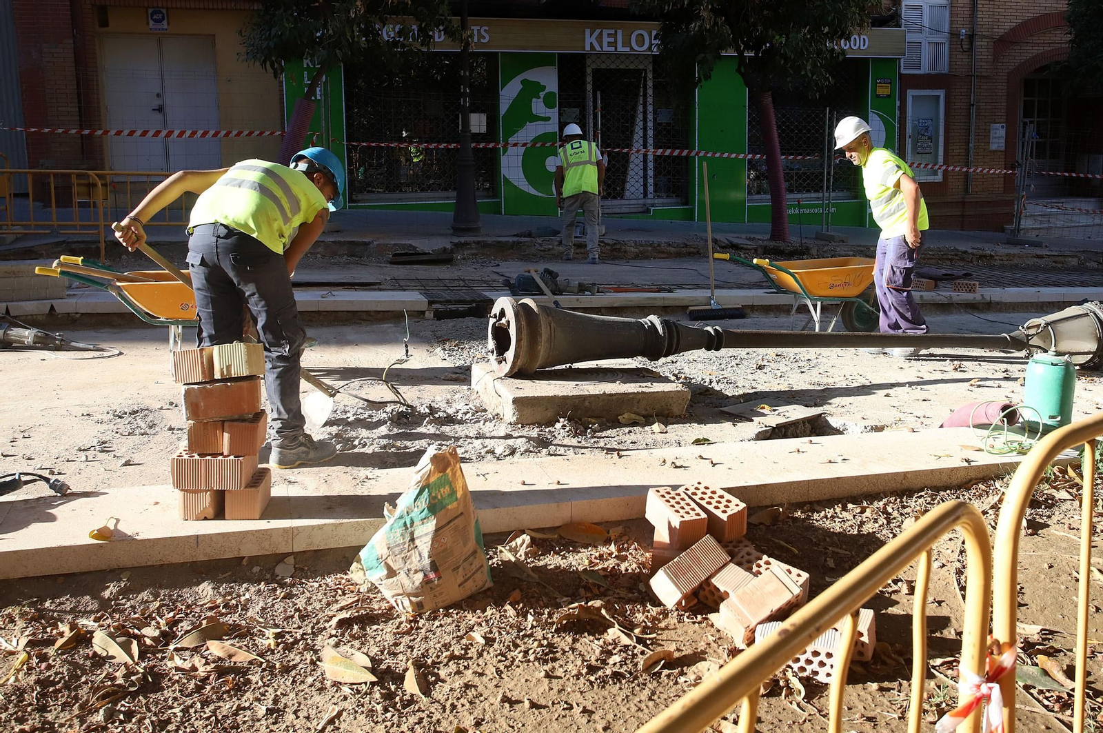 Imágenes de la visita de Pilar Miranda a las obras de peatonalización en la calle Méndez Núñez