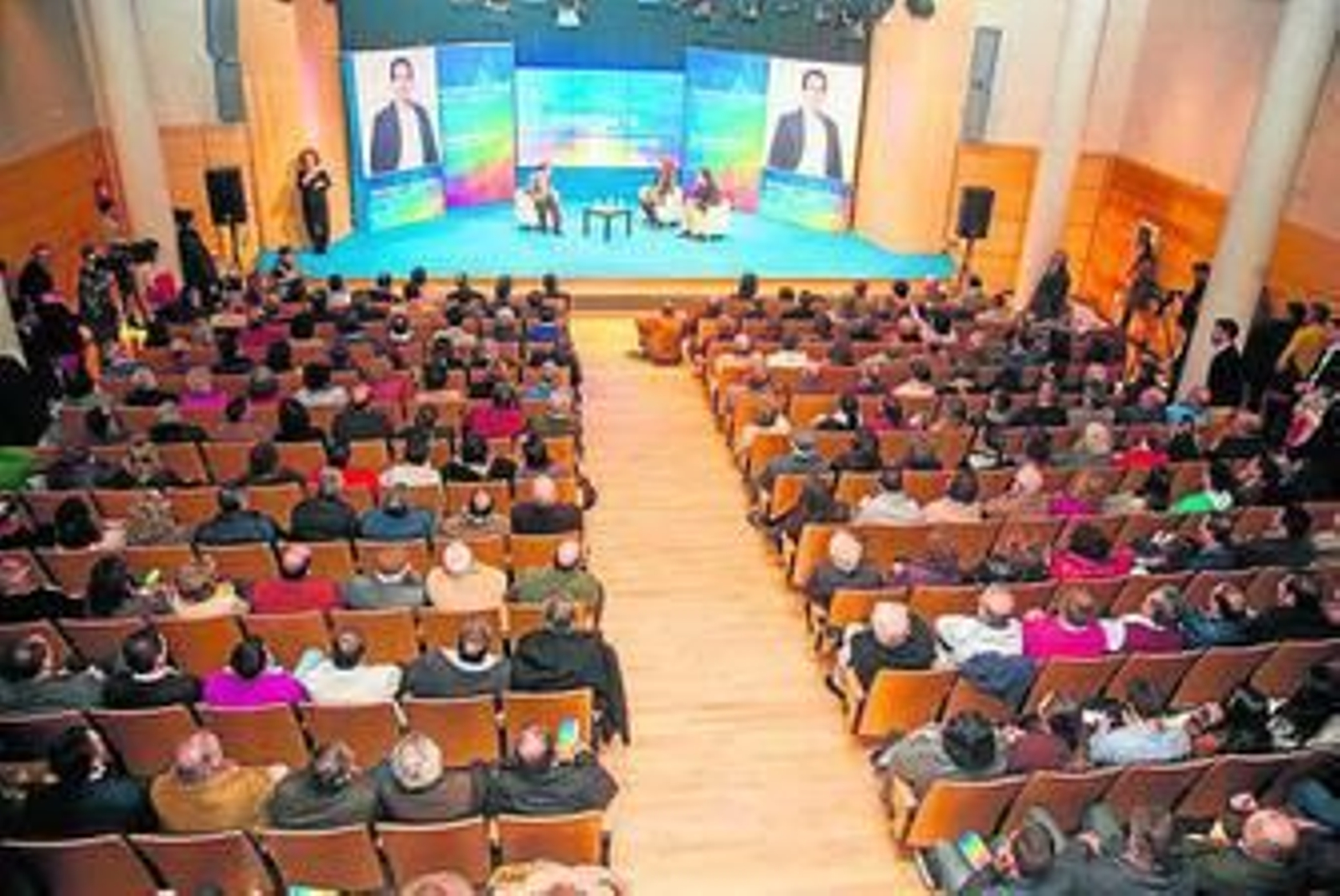 La presentación incluyó una entrevista al candidato.